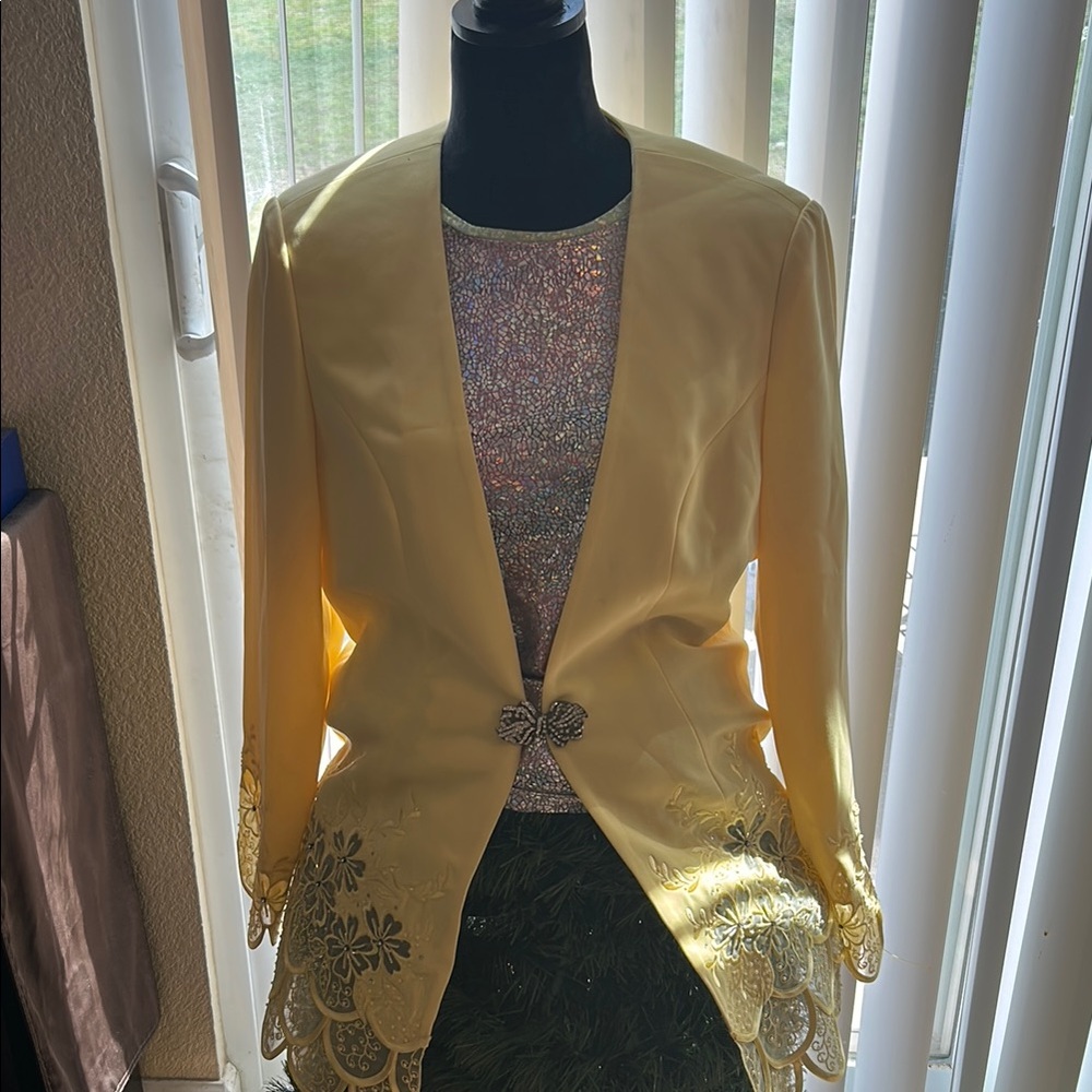 Elegant Yellow Women's Jacket with Lace Detailing